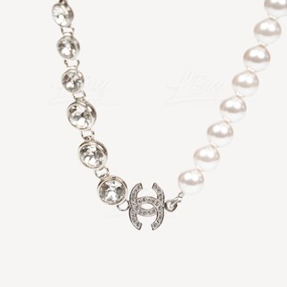 Chanel 銀色珍珠水鑽 CC Logo項鍊 ABA625