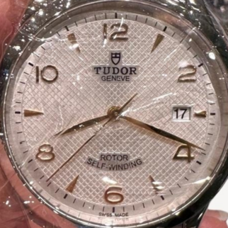 Tudor 1926 M91550-0011 鋼錶殼，直徑39毫米 白色錶面