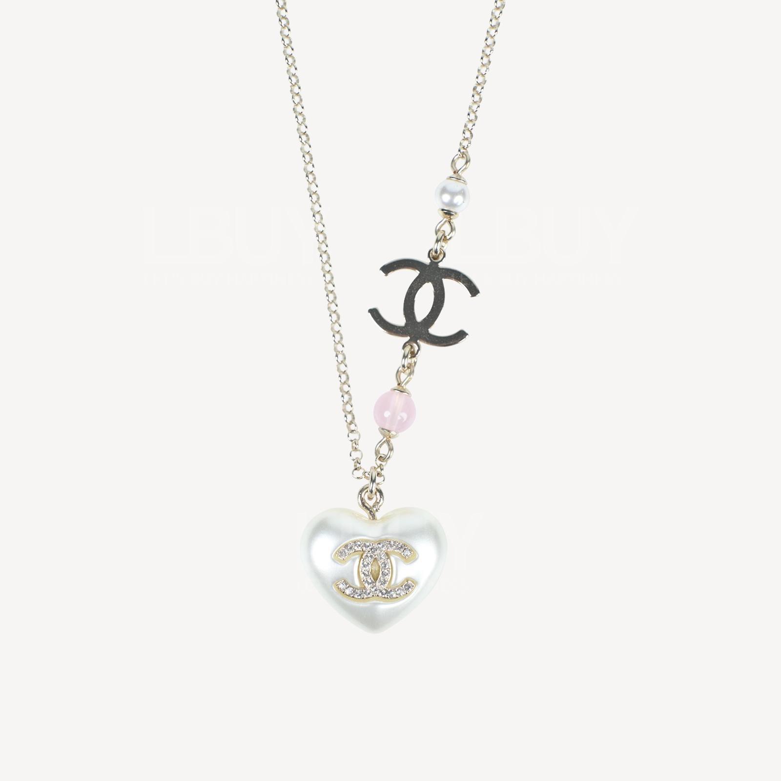 Chanel 珍珠白色心心吊坠CC Logo项链 AB7001